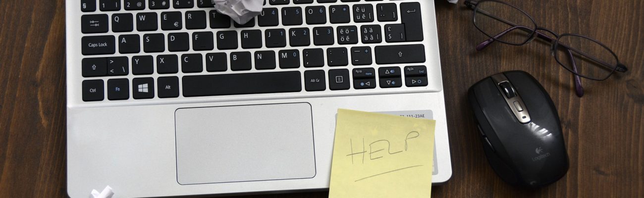 Notebook mit Haftnotiz "Help"